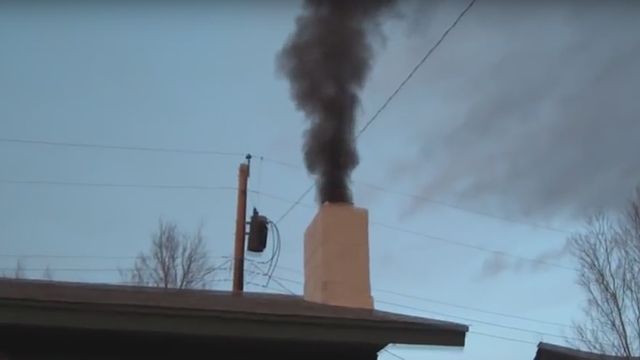 Чорний дим з димоходу - признак неповного згорання палива
