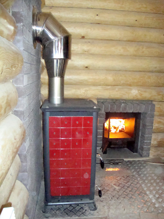 Опалювальна піч La Nordica Dorella в дачному будинку підключена до комина з нержавіючої сталі