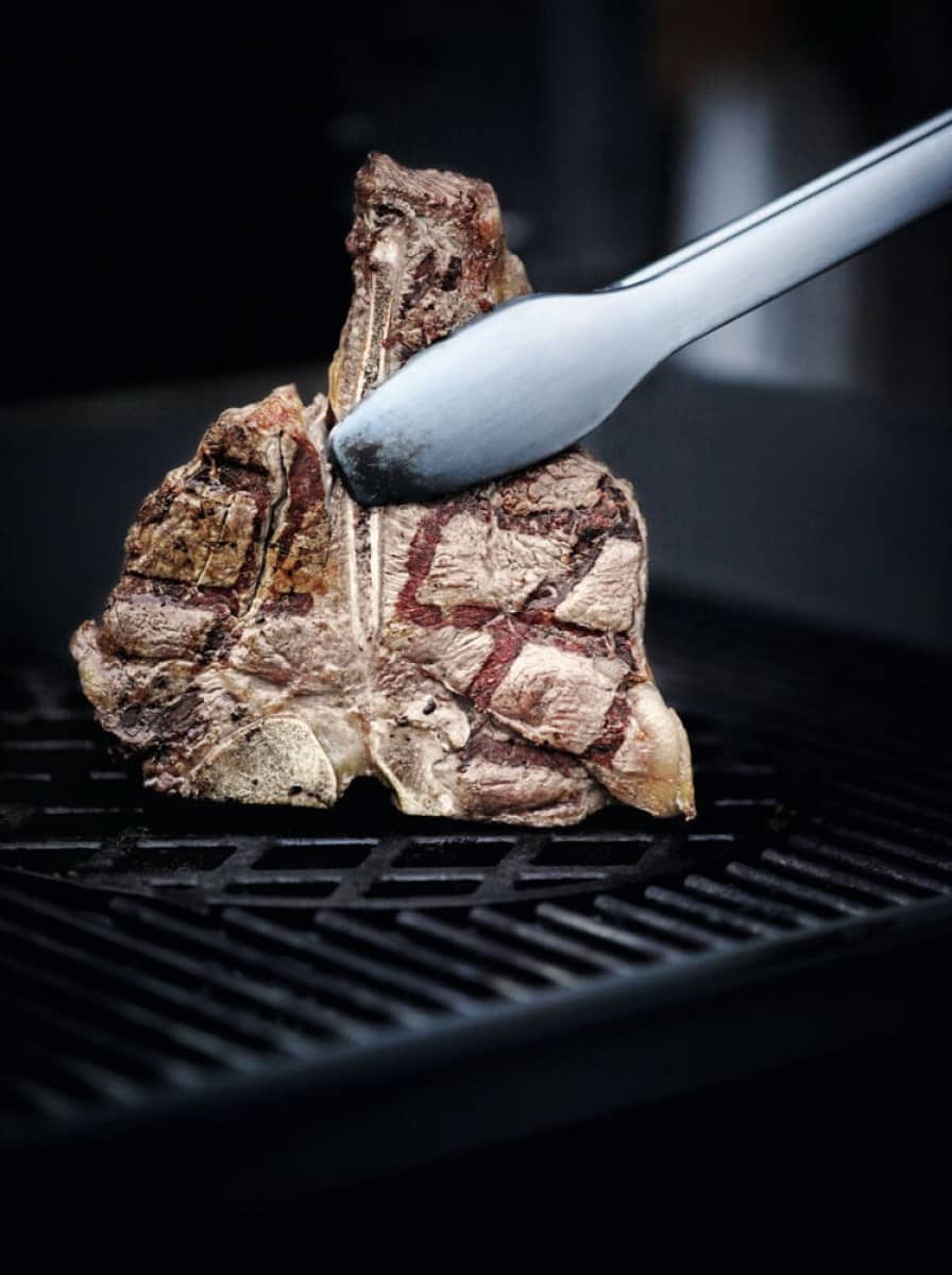 Приготування стейків на решітці Weber із системою Gourmet BBQ Приготування стейків на решітці Weber із системою Gourmet BBQ