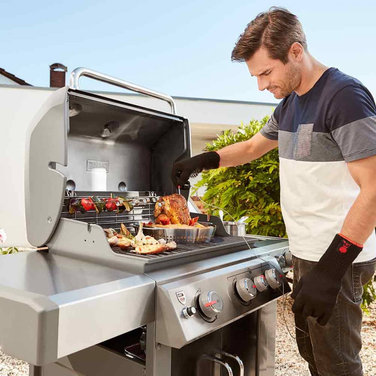 Приготування страв на мобільному грилі Weber Genesis II E-315 GBS Приготування страв на мобільному грилі Weber Genesis II E-315 GBS