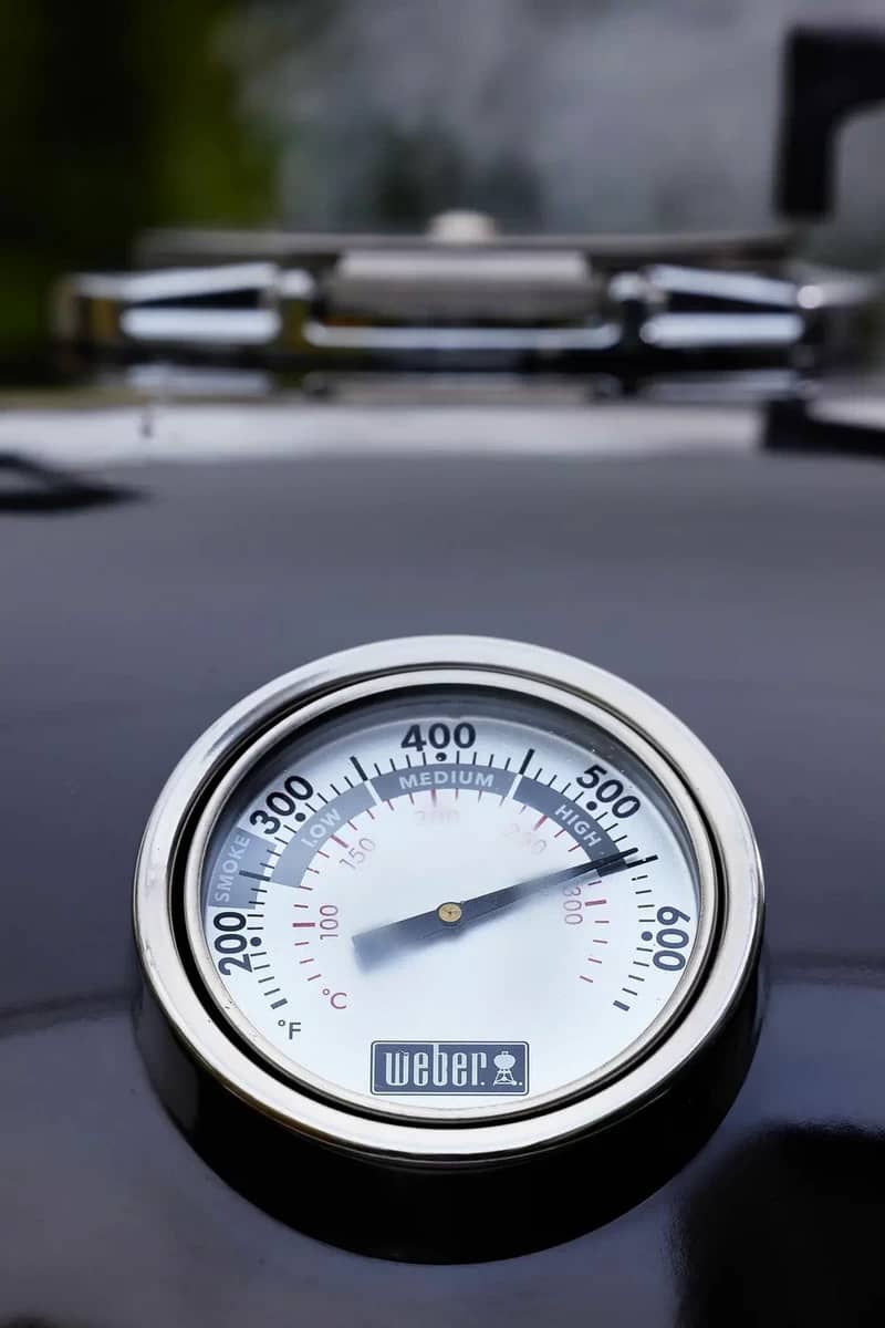 Термометр в грилі Weber Summit Kamado S6 61 см