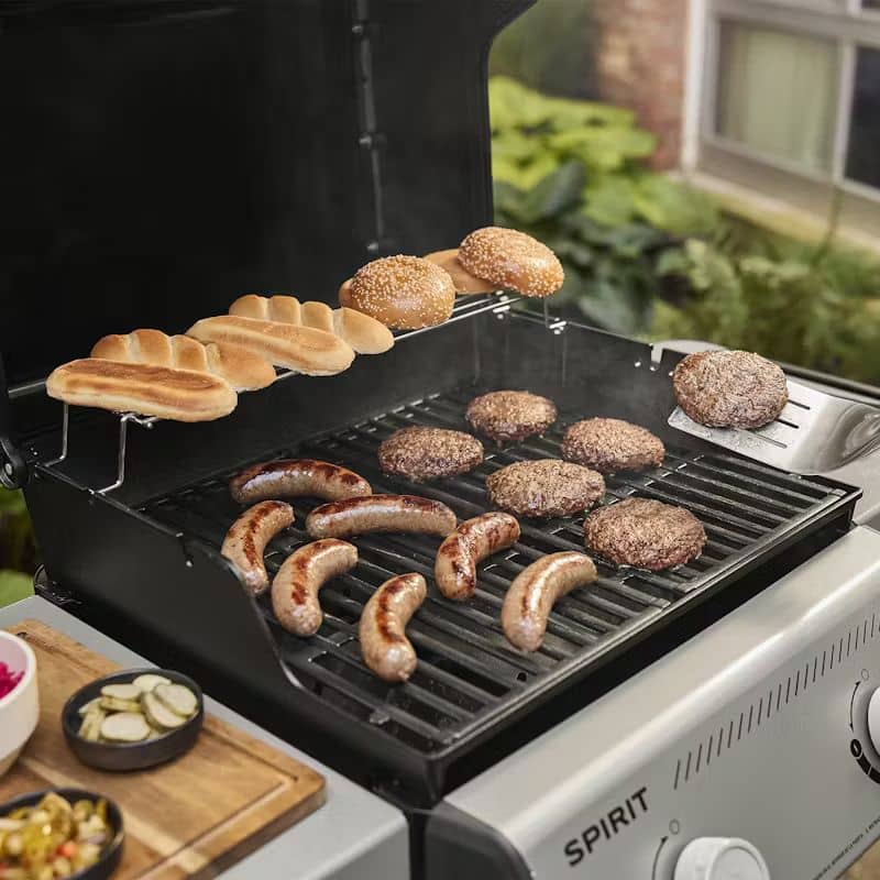 Приготування бургерів на грилі Weber Spirit E-210 Приготування бургерів на грилі Weber Spirit E-210