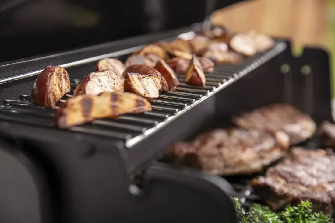 Приготування на газовому грилі Weber Genesis E-315 Приготування на газовому грилі Weber Genesis E-315