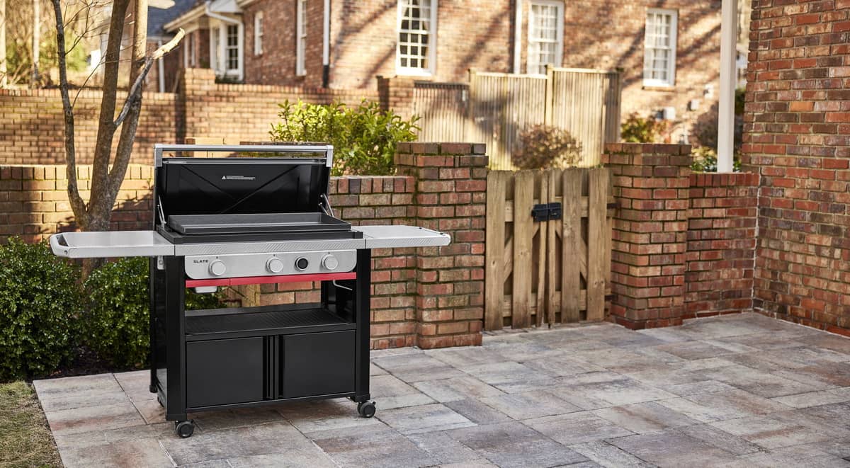 Газовий гриль Weber Slate GPD 76 см на терасі Газовий гриль Weber Slate GPD 76 см на терасі