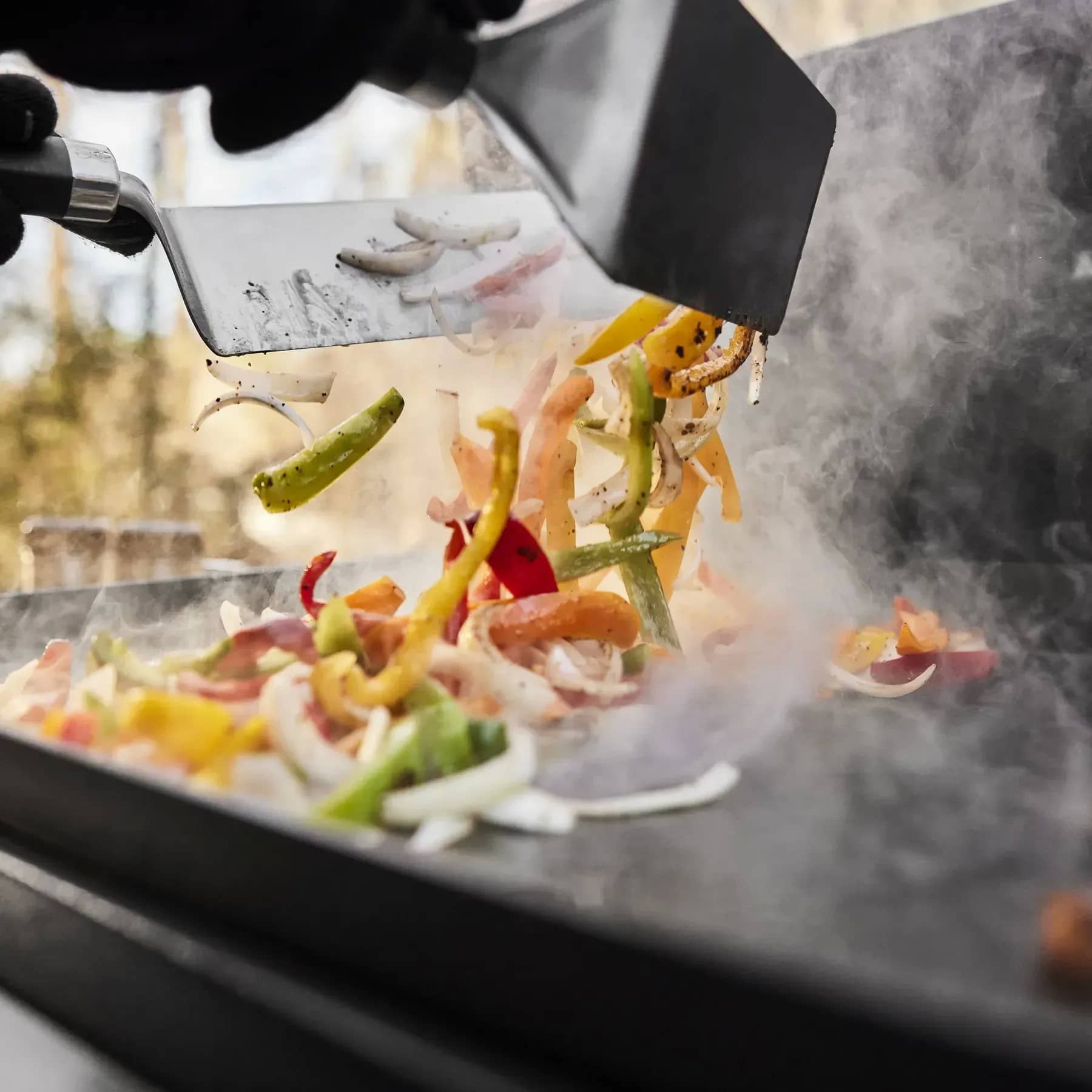 Приготування на газовому грилі Weber Slate GPD 76 см Приготування на газовому грилі Weber Slate GPD 76 см