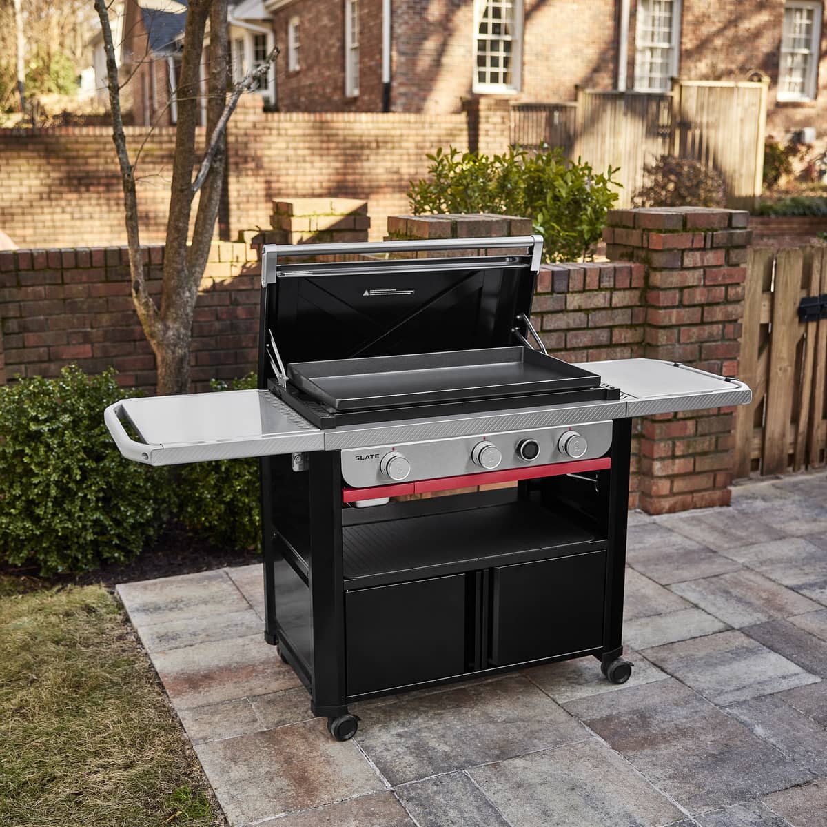 Гриль Weber Slate GPD 76 см на терасі Гриль Weber Slate GPD 76 см на терасі