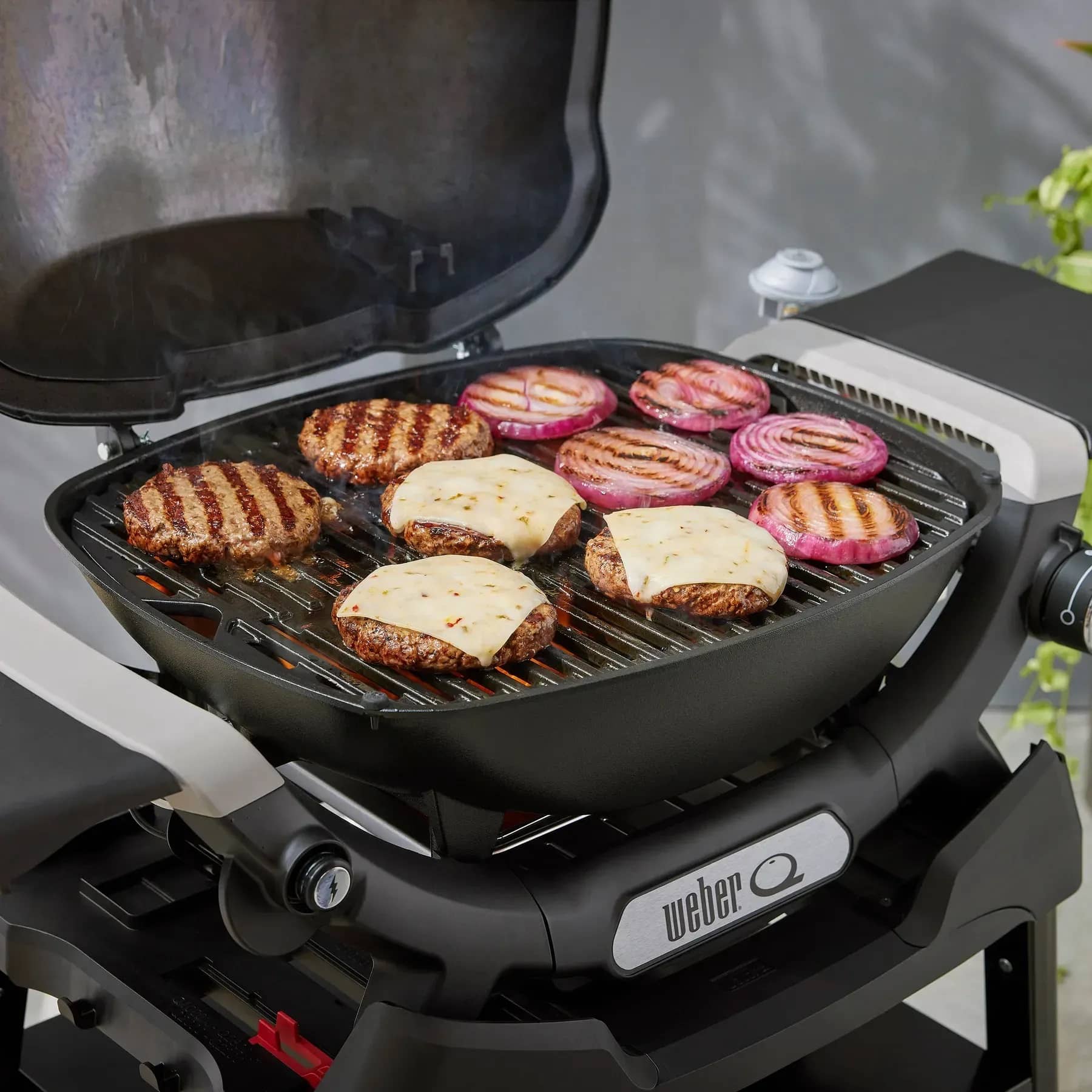 Приготування на газовому грилі Weber Q1200N з підставкою Приготування на газовому грилі Weber Q1200N з підставкою