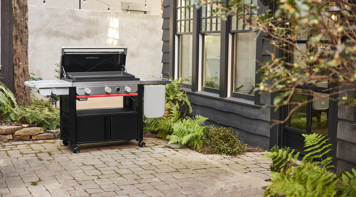 Гриль-планча Weber Slate GPSB 76 cm Premium на терасі Гриль-планча Weber Slate GPSB 76 cm Premium на терасі