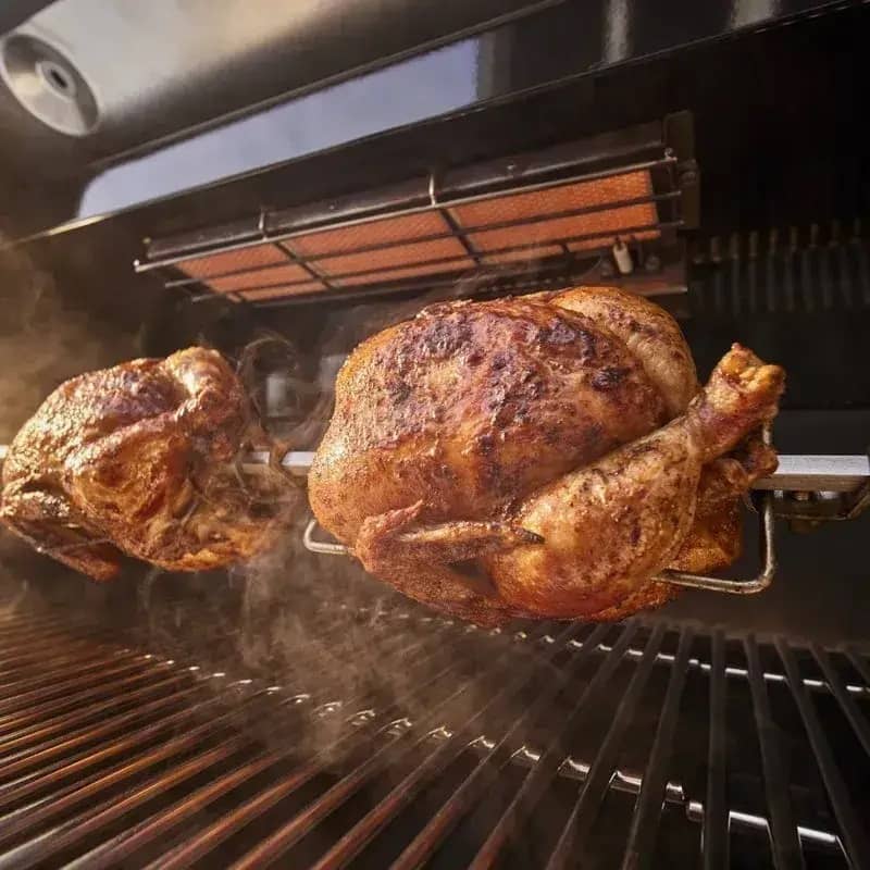 Приготування курки на грилі Weber Summit E, чорний Приготування курки на грилі Weber Summit E, чорний