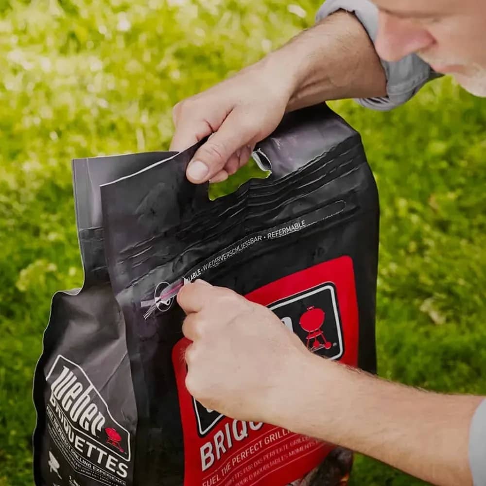 Брикети вугільні Weber 4 кг в упаковці із захистом від вологи Брикети вугільні Weber 4 кг в упаковці із захистом від вологи