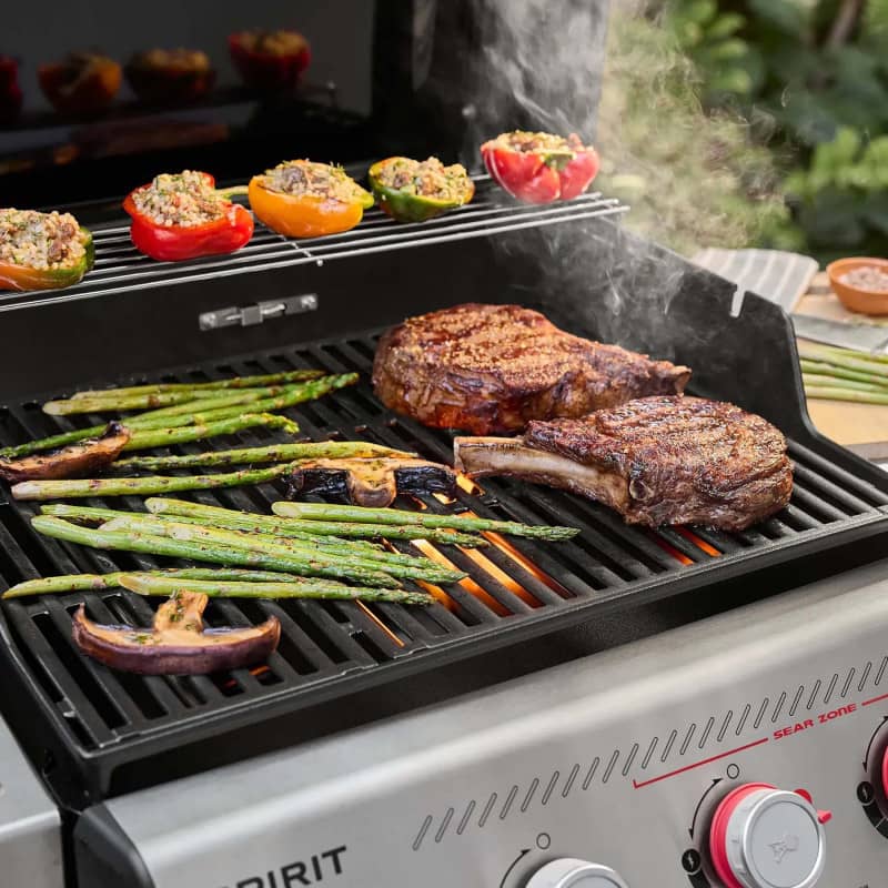 Приготування м'яса та овочів на грилі Weber Spirit E-435 Приготування м'яса та овочів на грилі Weber Spirit E-435