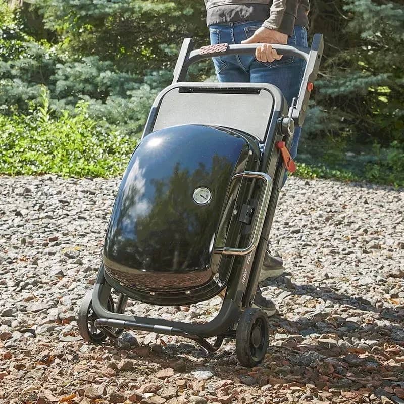 Газовий гриль Weber Traveler LP Stealth Edition чорний із вбудованим термометром Газовий гриль Weber Traveler LP Stealth Edition чорний із вбудованим термометром