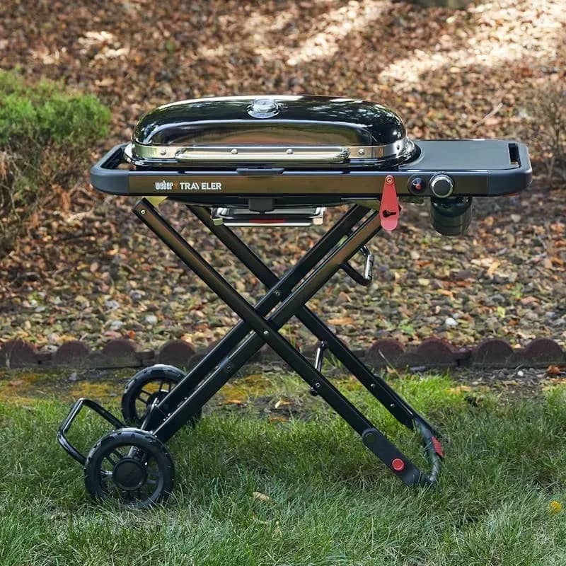 Газовий гриль Weber Traveler LP Stealth Edition чорний у саду Газовий гриль Weber Traveler LP Stealth Edition чорний у саду