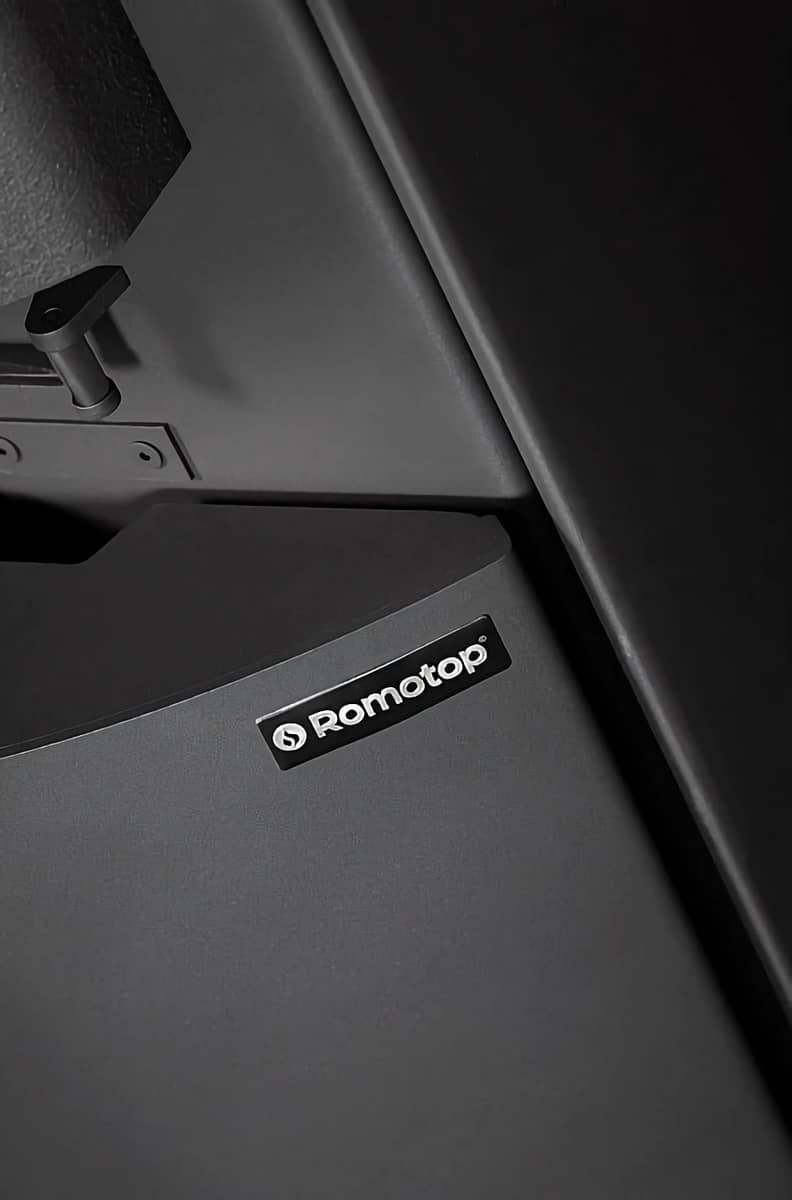 Фірмовий логотип ROMOTOP на печі PARLA 3S 30 сталь Фірмовий логотип ROMOTOP на печі PARLA 3S 30 сталь